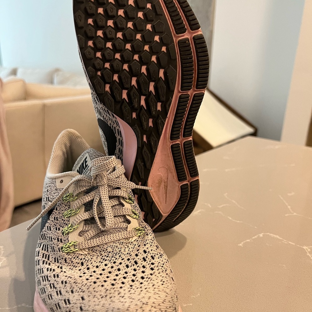 ✨ Nike ✨ shoes!! Size 7! - Picture 3 of 7